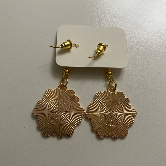 🌟4/$25🌟 Yellow Flower Earrings - Picture 2 of 2